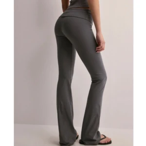 Mör grå yoga byxor  - Mörk gråa yoga byxor från Nelly. De är helt nya och oanvända. Materialet är jätte skönt och har en fin passform. Priset kan diskuteras ❤️