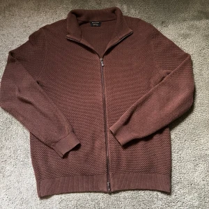 Brun kofta från Massimo Dutti - Säljer en stilren brun kofta från Massimo Dutti med dragkedja framtill. Koftan är tillverkad i bomull och är i riktigt bra skick. Den är i storlek S!