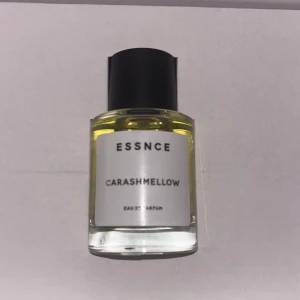 essnce parfym - helt ny och oöppnad. fick 2 av denna i jul 🎄  behöver bara en. luktar vanilj, marshmallow och sött. nypris 360~