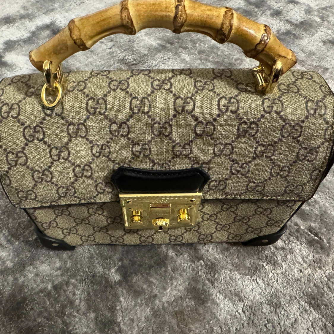 Mönstrad handväska med bambuhandtag