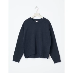 Mörkblå stickad tröja - Säljer en stilren mörkblå stickad tröja med rund hals och långa ärmar. Använd fåtal gånger säljer pga köpte fel strl från början.💫inga tecken för användning❤️Skulle säga att den passar större storlekar, slutsåld, skriv dm för egna bilder samt info❤️