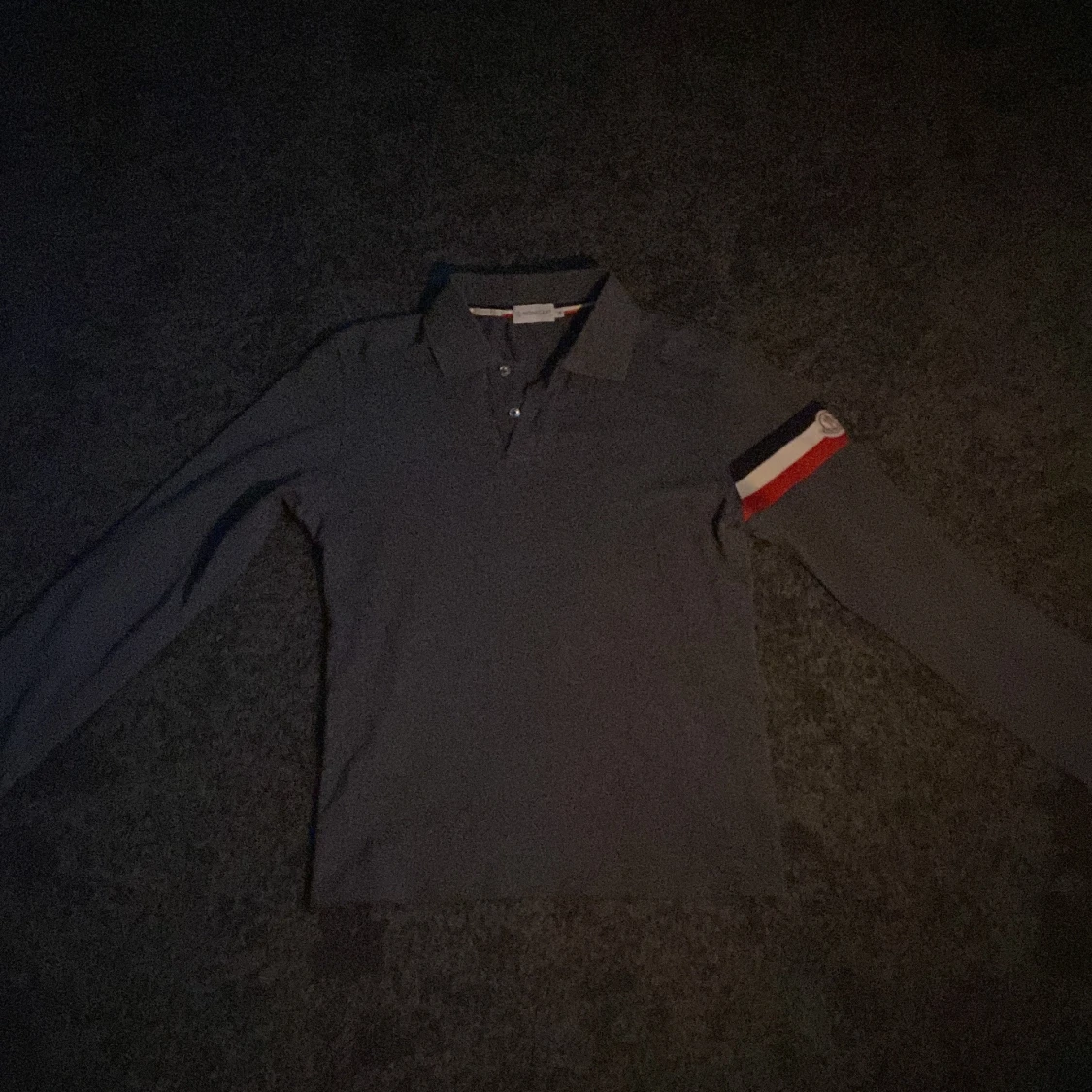 Grå pikétröja från Moncler