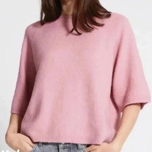 Rosa stickad tröja - Säljer en söt rosa stickad tröja med trekvartsärm. 