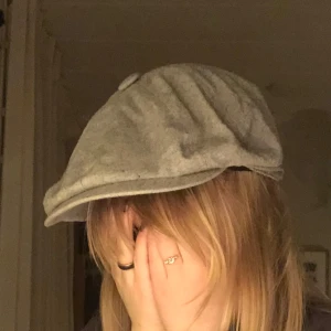 Grå keps - Snygg grå keps med en klassisk knappdetalj på toppen. Skitcool för en lite alternativ eller annorlunda look! 🩶(Har en ganska stor fläck, kan fota ifall det önskas)