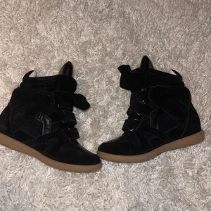 Isabel Marat liknade  - Säljer dessa skor som är extremt lika originalet säljer då det är fel storlek. Hör av er vid fler frågor💞