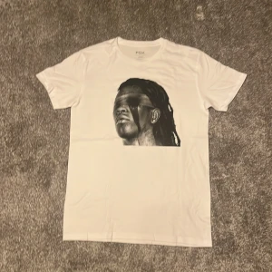 Young thug  - Size small men sitter som en stor S 