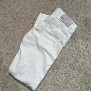 Jacob Cohen  - Jacob Cohen modell ”Nick Slim” som nya. Pris 1690kr nya modellen. 