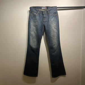 Old navy low waist bootcut jeans - Supersnygga low waist jeans i fint skick! Jag bär vanligtvis storlek 36/38 och dessa är lite för små för mig så skulle uppskatta storleken till ungefär 36. Hör av dig om frågor eller fler bilder💓