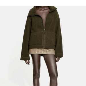 Olivgrön teddyjacka med dragkedja - Mysig teddy jacka från hm som är helt slutsåld💓 Inga defekter! Skriv för fler bilder eller vid prisförslag💓