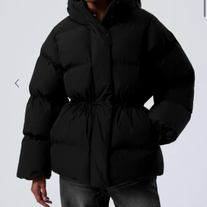 Dunjacka  - Säljer denna snygga dunjacka köpt på weekday🥰 Jackan har band i midjan som man kan välja att spänna in eller inte. Ny med prislapp kvar, nypris är 1000kr och den är just nu slutsåld på hemsidan. Priset går att diskutera!