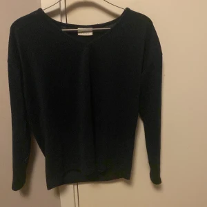 Mörkblå  tröja från Kaffe - Säljer en stilren mörkblå tröja från Kaffe. Tröjan har en enkel design med långa ärmar och rund halsringning. Perfekt för en minimalistisk look. Använd men i bra skick