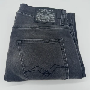 REPLAY SANDOT JEANS  - - Replay sandot jeans - Lösare passform - Storlek W29/L32 - Nypris runt 1800kr - Kontakta för fler frågor eller funderingar // Deluxecloset