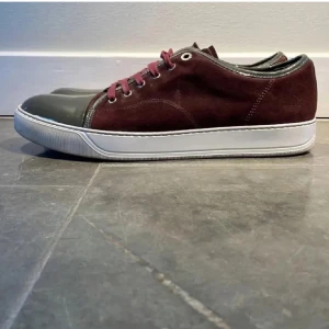 Lanvin skor - Hej! Säljer nu dessa stilrena och snygga skor från Lanvin!🎉Skick: Använda men i bra skick!  .Retailpris: Ca 4500kr. Köp för endast:1999kr!😃 Vid frågor eller funderingar är det bara att höra av dig. Priset går att diskutera!💸