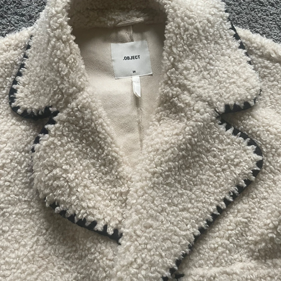 Beige teddyjacka med svarta detaljer - 93