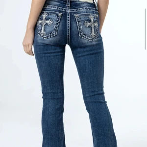 Miss me jeans - Säljer mina jättefina miss mes. De är i bra skick förutom lite slitet längst ner kom privat för bilder. Köpte för 1300 i somras. Asfina men börjar bli för små. Slutsålda i alla storlekar.💗 Midjemått är 83-85 cm och innerbenslängden är 81-86. De är långa på mig som är 167 men de går att sy upp🥰