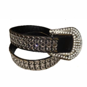 Svart glittrigt bälte med strass y2k - Snyggt svart bälte dekorerat med glittrande strass och en matchande spänne y2k inspirerad. 100 cm men 77 cm till första hålet. 