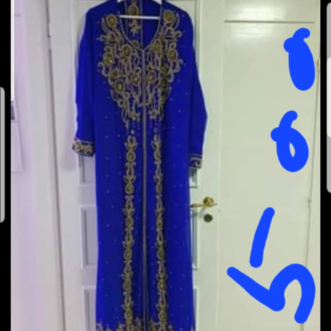 Blå långklänning med guldbroderi