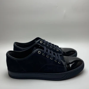 Lanvin skor  - Hej! Säljer nu dessa sjukt snygga Lanvin skor. Skorna är i toppskick! Vi rekommenderar att gå ner en storlek. Har ett begränsat antal boxar och dustbag! Hör gärna av dig vid frågor 