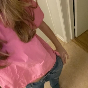 Rosa kortärmad topp - Säljer en söt rosa kortärmad topp med knytning i sidan. Passar massor av olika stilar perfekt.