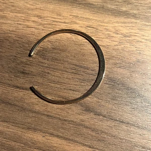 Guldfärgat armband - Elegant och minimalistiskt guldfärgat armband i öppen design. Perfekt för att lägga till en subtil touch av stil till vilken outfit som helst.