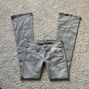 Lågmidjade jeans  - Så sjukt snygga lågmidjade bootcut jeans!! Perfekt skick🫶🏼Midjemått rakt över: 35 cm. Innerbenslängd: 85 cm. Benbredd: 23 cm