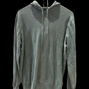 Grön hoodie från Massimo Dutti - Snygg grön hoodie från Massimo Dutti i en mjuk blandning av bomull, silke och kashmir. Storlek M passar S 