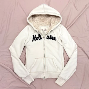 Vintage Hollister päls zip up hoodie  - jättefin och varm luvtröja, storlek m men passar lite mindre 🤍fast pris