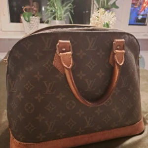 Louise Vuitton väska - Äkta Louise Vuitton väska i modellen Alma köpte på vesterie collective för 6000kr