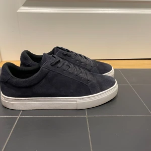 Mörkblåa sneakers från Vagabond - Fräscha Sneakers från Vagabond i färgen Navyblue. Har använts väldigt få gånger skick 9/10.