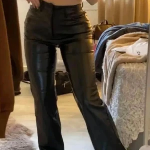 Svarta skinnbyxor - Snygga svarta skinnbyxor, storlek XS. Nyskick mjuka och sköna byxor invändigt