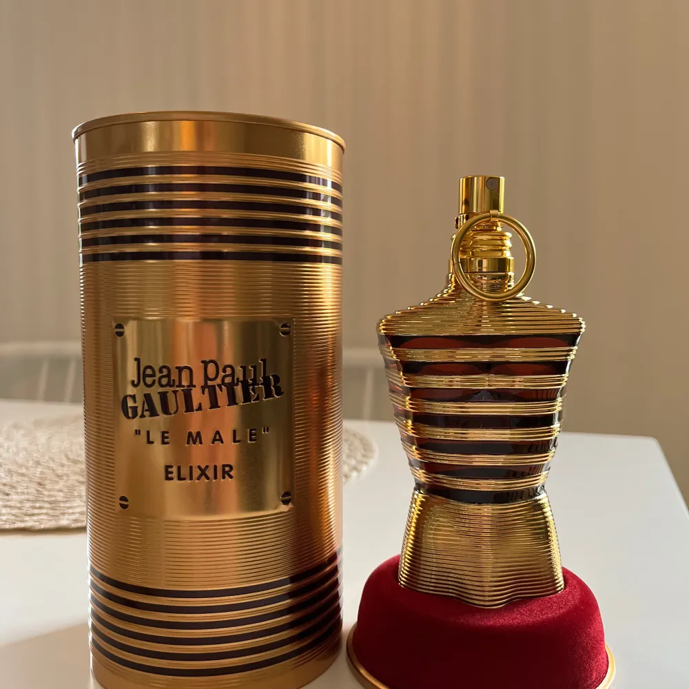Säljer nu min Jean Paul Gaultier le Malé elexir, en söt vinter doft med inslag av vanilj och honung, nypris 1585kr, i flaskan är det lite mer än hälften kvar. Priset är inte hugget i sten men om intresserad eller frågor är de bara att höra av sig. . Perfume.
