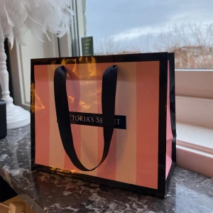 Rosa och svart shoppingväska från Victoria's Secret - Snygg shoppingväska med de klassiska ränderna från Victoria's Secret. Perfekt för dekoration eller liknande. 🩷