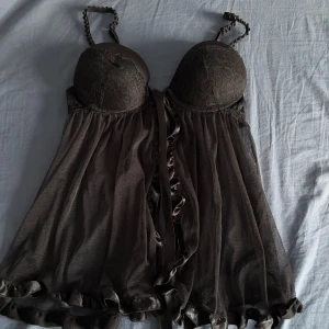 Svart Nattlinne/Negligee - Jättefint nattlinne/negligee. Är i jättebra skick och passar som topp om man inte vill använda den som ett nattlinne💗