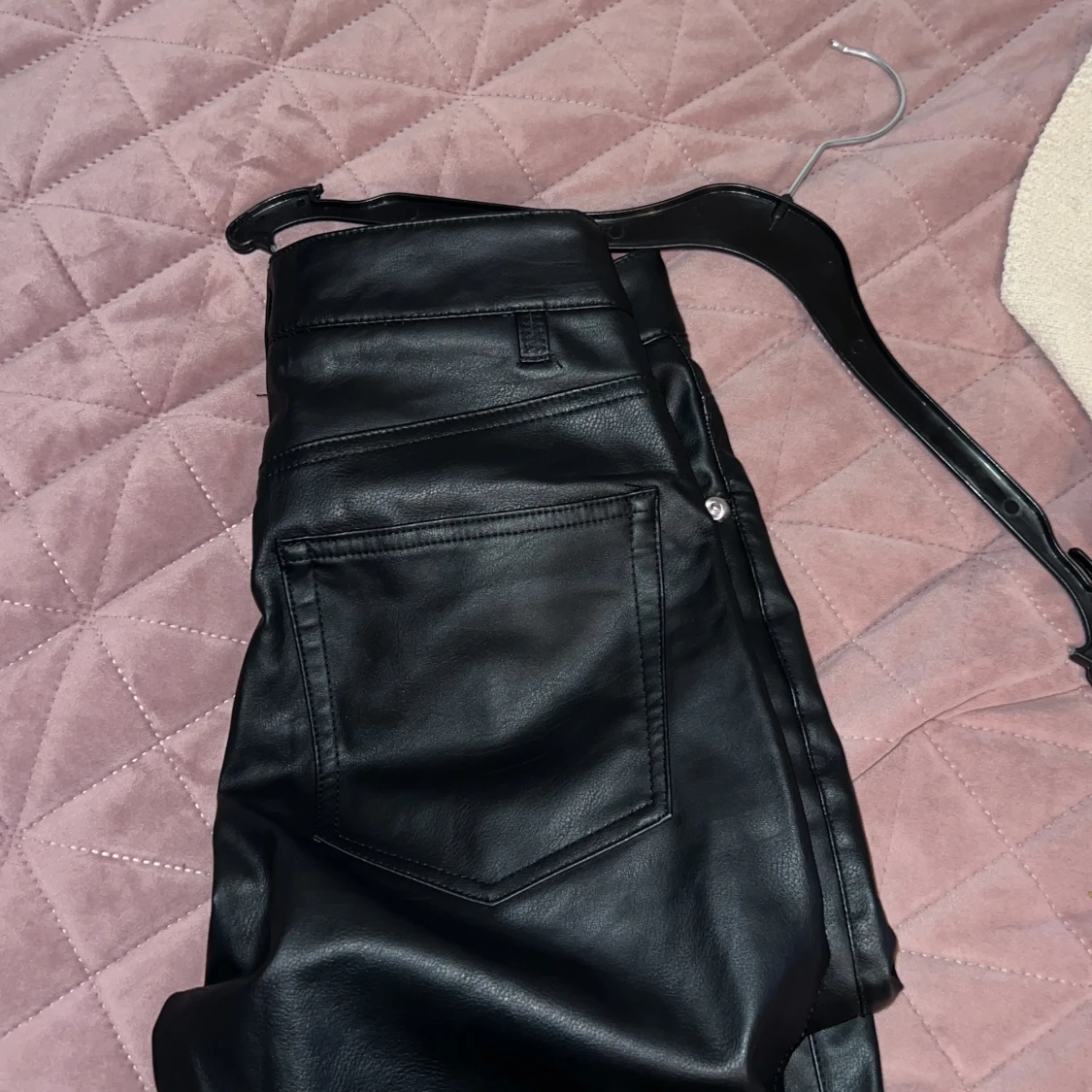 Svarta skinnbyxor - 92