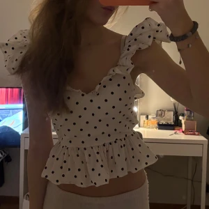 Prickig topp - Säljer denna sååå söta topp med volanger som passar perfekt till ett par jeans och är i mycket bra skick💕💕💕