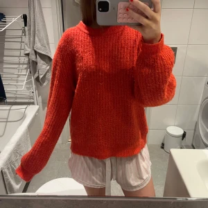 Röd stickad tröja  - Säljer den här jättefina röda stickade tröjan🥰🥰