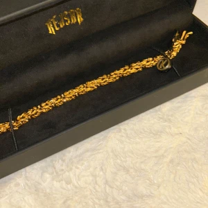 Kejsarlänk Armband 18K Guldpläterat – 6 mm - Klassiskt kejsarlänk armband pläterat med 18K guld och en bredd på 6 mm. En elegant och tidlös accessoar som kombinerar stilren design med hög kvalitet, perfekt för alla tillfällen.