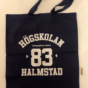 Tygväskor från olika skolor! - Enkla snygga eleganta tygväskor från olika högskolor. Så praktiska! 