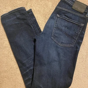 Jack n jones jeans  - Säljer dessa ass feta Jack n Jones jeans. Jeansen är köpta begagnat men är i 8/10 skick. Jeansen passar dig om du är runt 179-183. De sitter slim fit. Om du har minsta lilla fråga är det bara skriva Mvh Alexander 