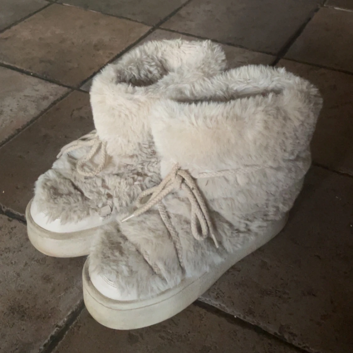 Beiga fluffiga skor - 90