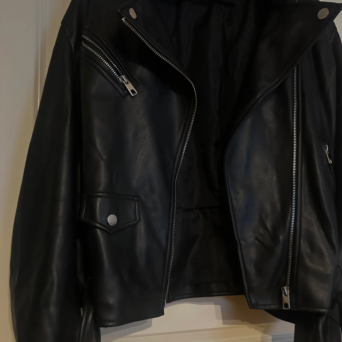 Svart skinnjacka från Zara - 90