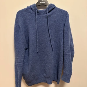 Marinull hoodie - Marinblå hoodie i marinull. Haft i 2 månader men endast använd ca 5-10gr