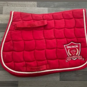 Schabrak - Ett fint rött schabrak bara använt ett fåtal gånger och är i Stl ponny.