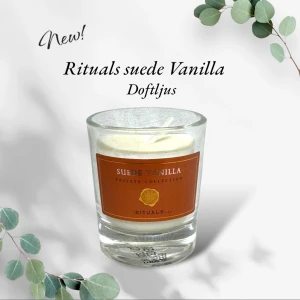 Nytt! Doftljus Suede Vanilla från Rituals - Nytt! Elegant doftljus från Rituals Private Collection med en mjuk och varm doft av mocka och vanilj. Ljuset kommer i en stilren glasbehållare med en brun etikett. Perfekt för att skapa en mysig atmosfär hemma. 25gr
