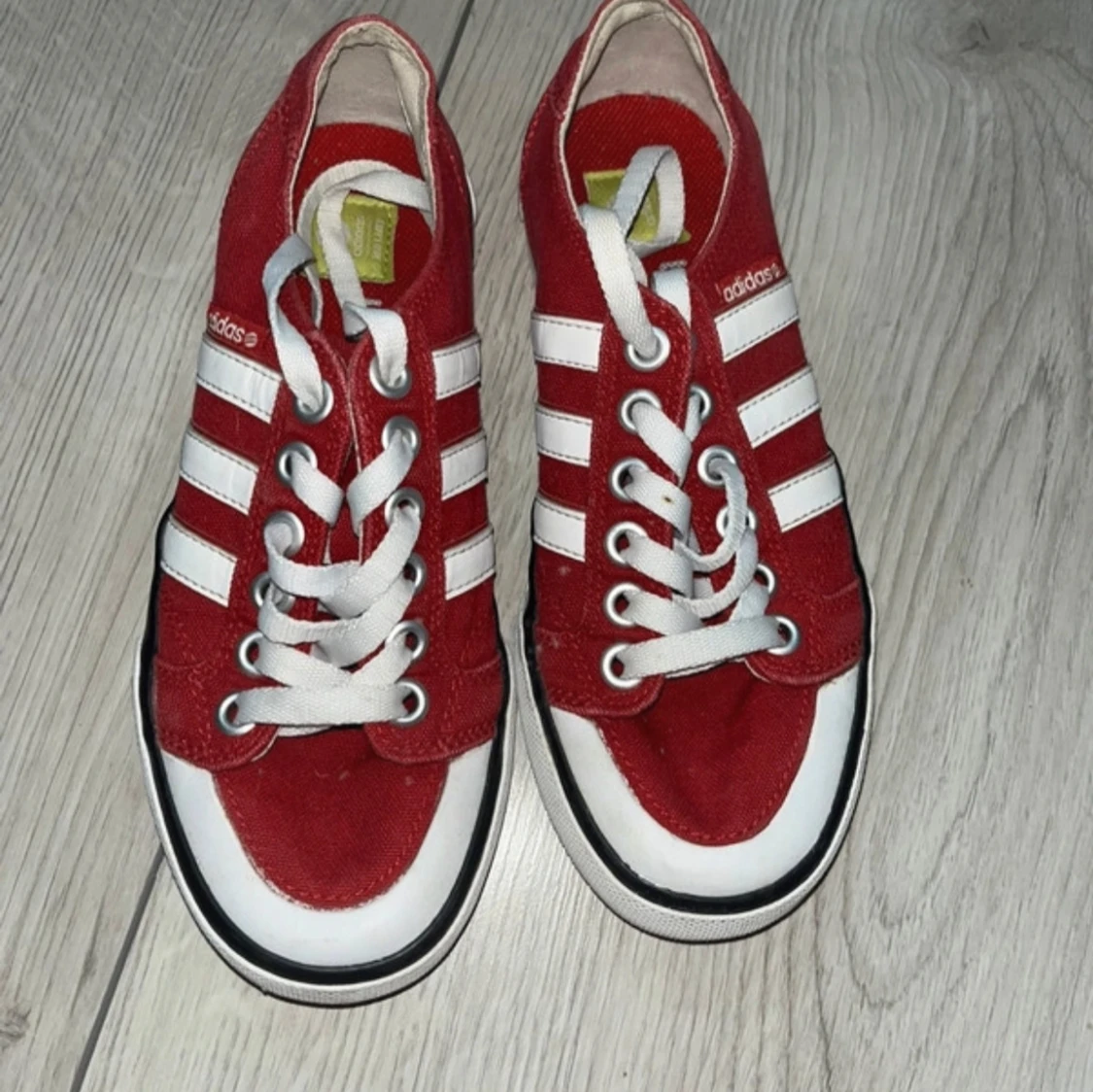 Vinröda sneakers från Adidas - 91