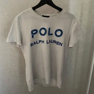 Ralph Lauren T-Shirt - Säljer nu denna unika Ralph lauren t-shirt. Tröjan är i storlek L men jag skulle själva säga att den passar M. Tröjan har inga defekter. Priset är inte hugget i sten. Har ni fler funderingar är det bara att skriva 🙌