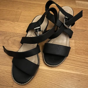 Svarta sandaler med klack - Svarta klackar från Din sko strl 38. Använda enstaka gånger, mycket fint skick. 