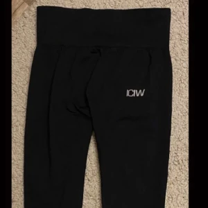Svarta tights från ICANIWILL - Snygga svarta tights från ICANIWILL i storlek S. Tillverkade av 92% nylon och 8% spandex för en bekväm och stretchig passform. Perfekta för träning eller en aktiv vardag. Mycket bra skick