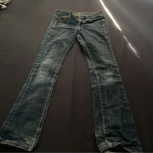 Lågmidjade bootcut jeans från Killah - Snygga mörkblå bootcut jeans från Killah och gul kontrastsöm. Jätte lågmidjade! Storlek 25/xs. Bara att skriva om man har frågor 💕 