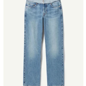 Weekday jeans - Jeans i modellen Arrow Raw Jeans från Weekday som tyvärr inte passar mig längre. Jag är ca 165 och de är bra i längden för mig⭐️